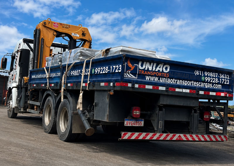 Caminhão munck com carroceria para transporte em Recife